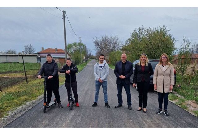 Част от уличната мрежа в село Любенова махала вече е основно ремонтирана
