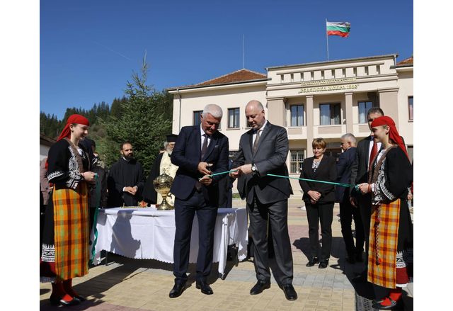 Министър председателят Росен Желязков откри напълно обновената централна част на Чепеларе