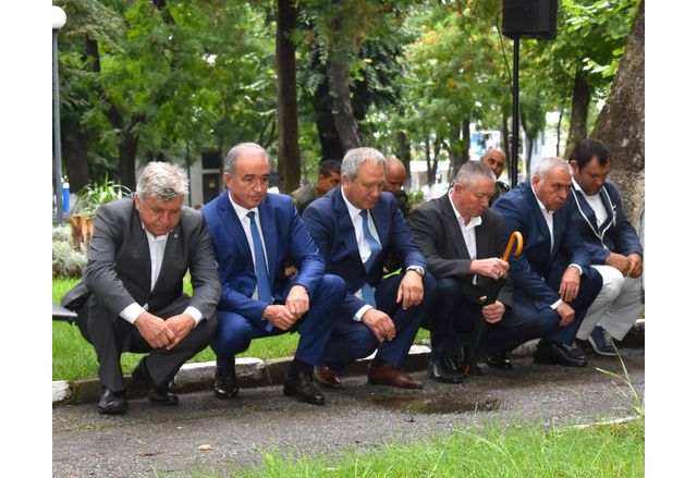 Кметът на Асеновград д р Христо Грудев поднесе венец пред паметната