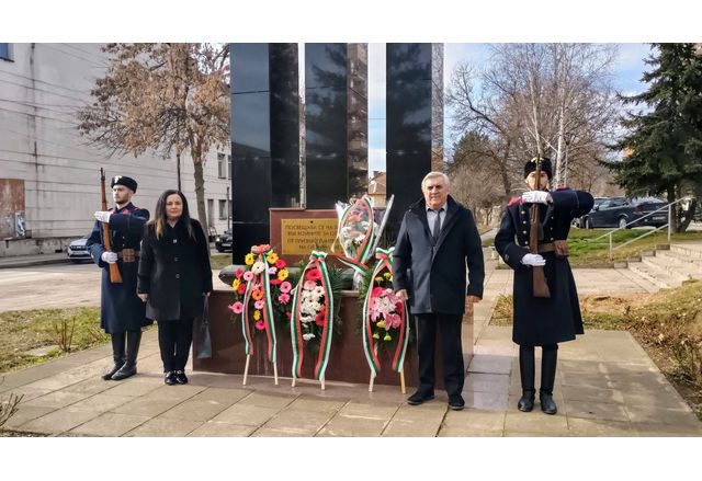 С тържество на градския площад множество жители и гости на