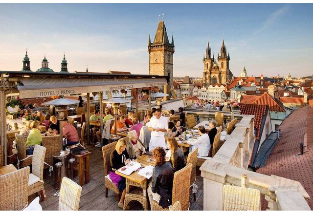 Чехия отваря ресторантите и басейните