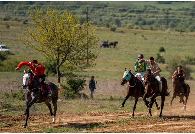 Десетки жители на населени места от Враца се включиха в конните надбягвания в село Чирен