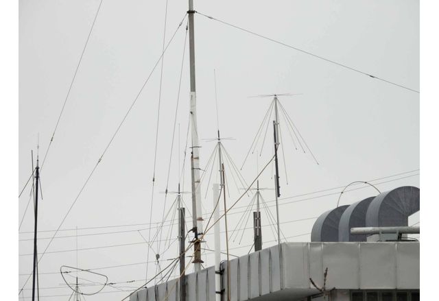 Шпионски антени на покрива на руско посолство