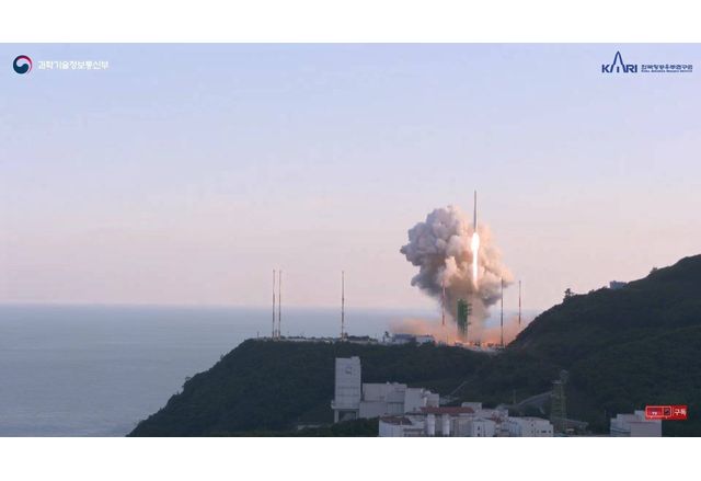 Южна Корея изстреля първата си космическа ракета за тестови полет