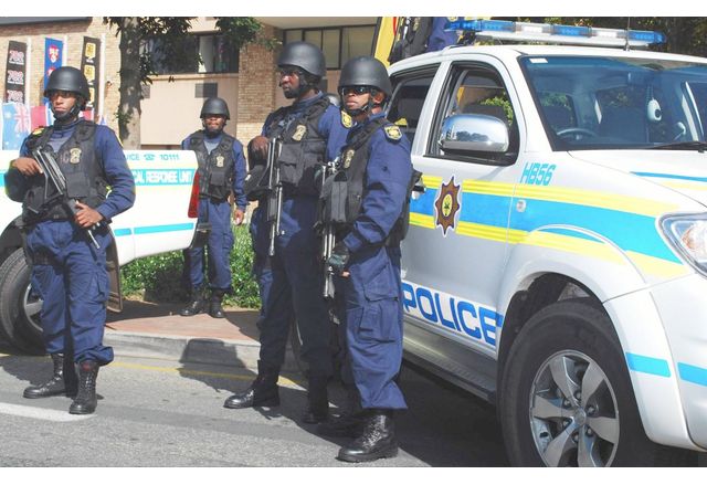 Полицията в Южна Африка идентифицира двама заподозрени за убийството на