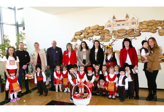 Слънчеви деца от Нова Загора поднесоха своя първомартенски поздрав в навечерието на дългоочаквания празник от малки и големи