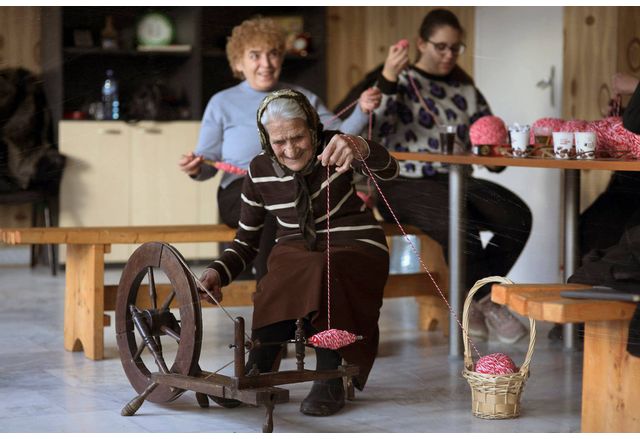 В изработката се включи и 89 годишната баба Стефанка със своя чекрък за предене на вълна