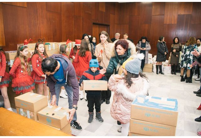 120 деца в неравностойно положение от община Мездра получиха подаръчни пакети за Коледа
