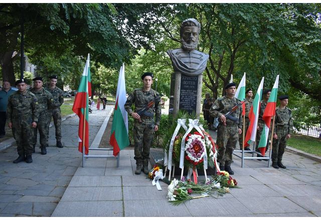 Асеновград замръзна за няколко минути когато воят на сирени в