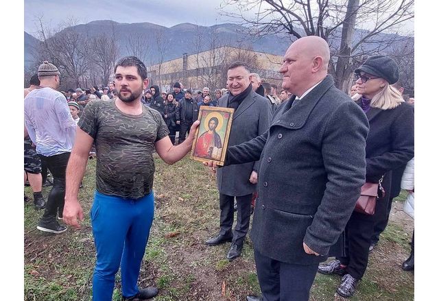 С празнична Света литургия в храмовете Свети Николай и Успение