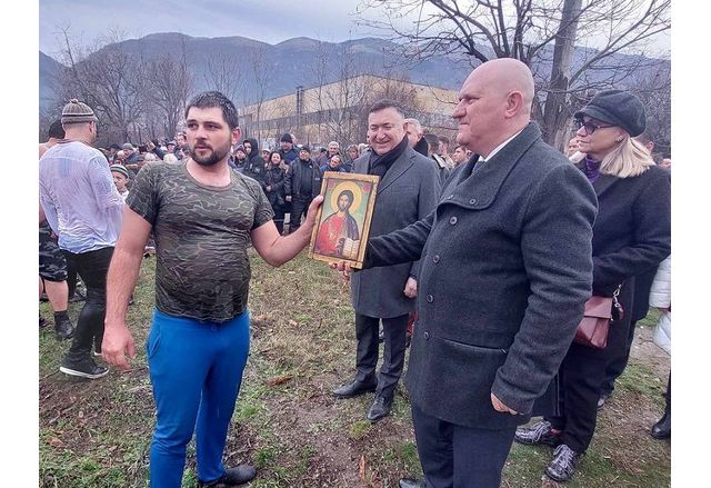 31-годишният Атанас Димитров извади християнския кръст
