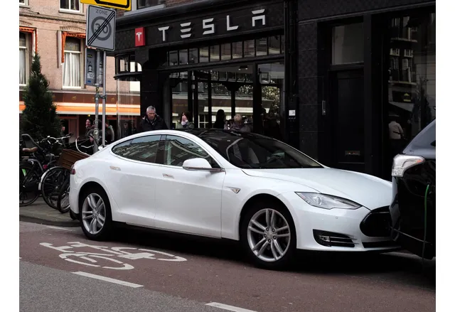 Tesla върви неотклонно надолу в продажбитеПродажбите на Tesla в Европейския