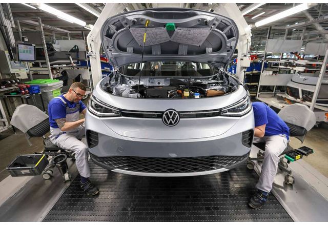 Нетната печалба на германския Volkswagen е спаднала с повече от