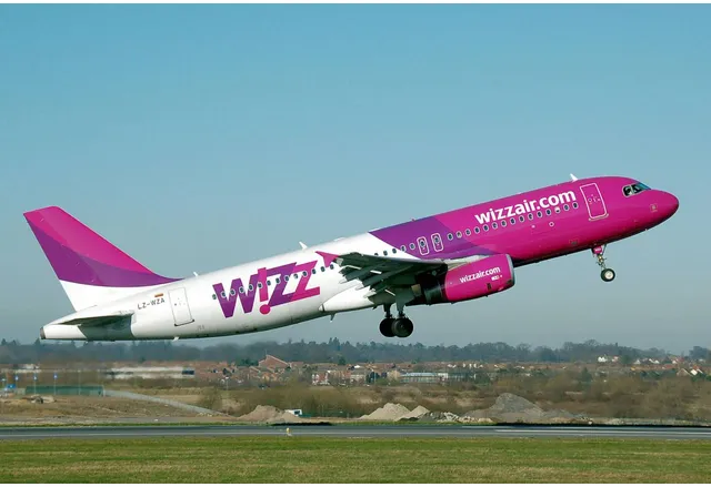 Нискотарифната авиокомпания Уиз Еър Wizz Air временно спира всички полети