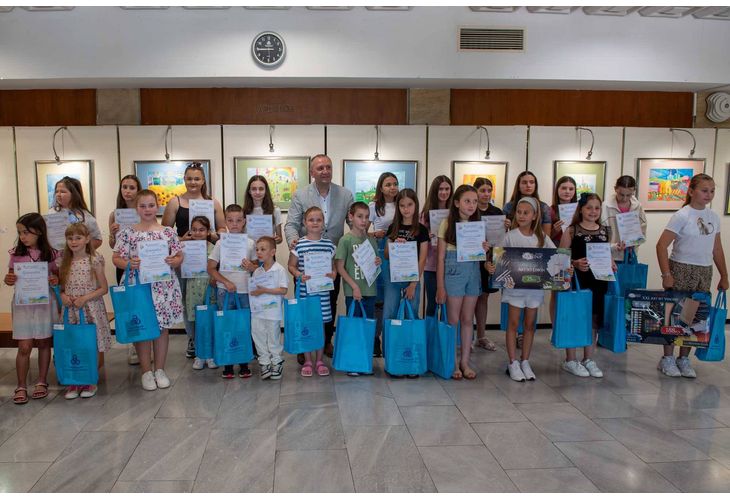 На 2 юни в Дома на енергетика бе открита художествена изложба с рисунки, наградени в регионалния конкурс "АЕЦ – енергия за чиста природа" На 2 юни в Дома на енергетика бе открита художествена изложба с рисунки, наградени в регионалния конкурс "АЕЦ – енергия за чиста природа"