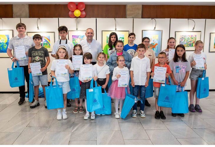 Отличия за победителите в конкурса за рисунка "АЕЦ-енергия за чиста природа"