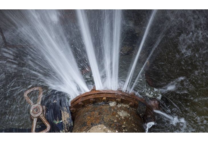 Голяма авария на захранващия водопровод остави Шумен без вода. Заради