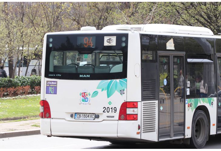 Автобус на градския транспорт в София, движещ се по линия