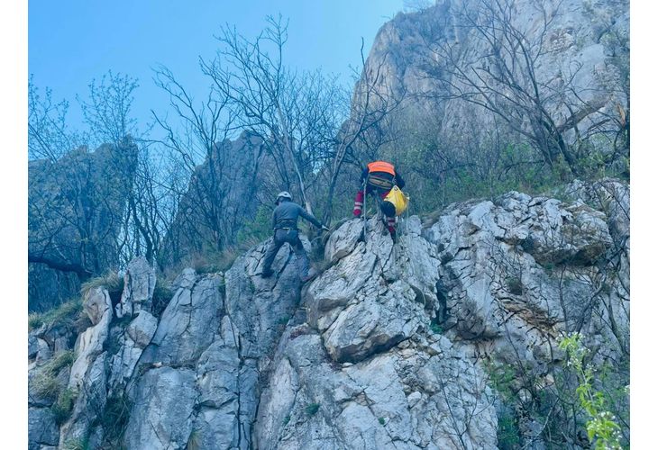 Алпинисти започнаха обрушването на скална маса по велоалеята във Враца