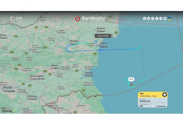 Американски военен разузнавателен самолет патрулира над Черно море от Варна