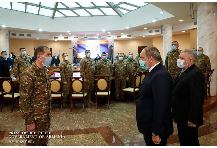 Арменската армия призова за оставката на премиера и правителството