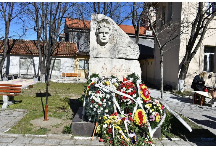 Барелеф на Васил Левски в Асеновград