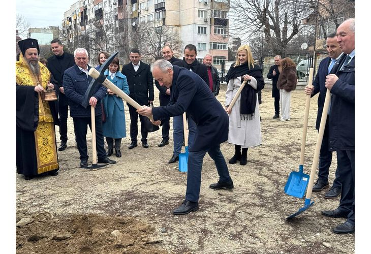 министърът на образованието и науката Красимир Вълчев, който направи първа копка на нов салон в 8. СУ "Арсени Костенцев" в Благоевград