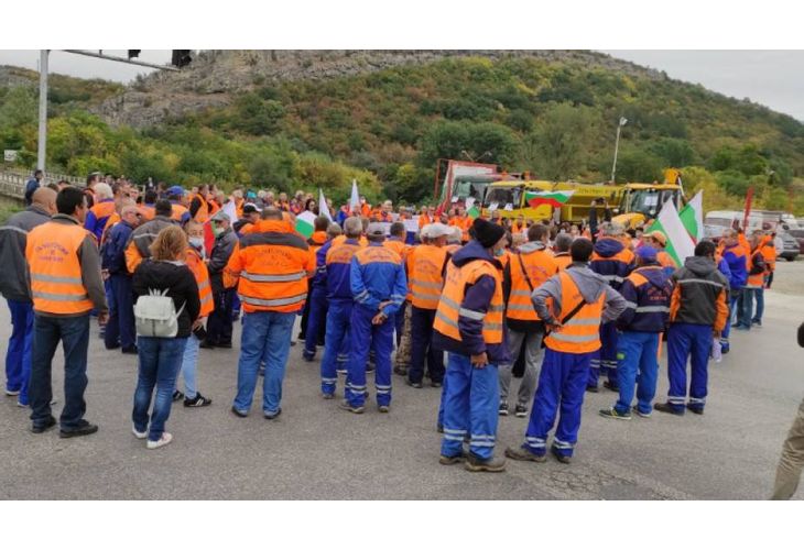 Близо 200 работници от Пътни строежи – Велико Търново блокираха за 15 минути международния път Русе – Свиленград