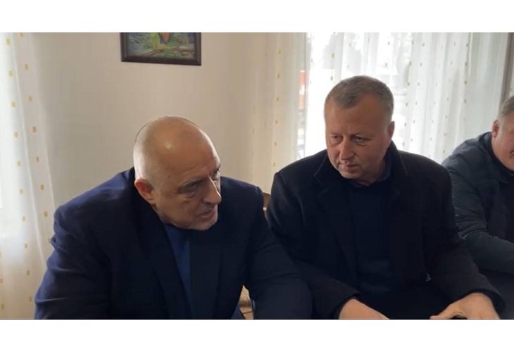 Бойко Борисов по време на среща с кметът на исперихското село Йонково 