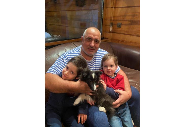 Бойко Борисов с внуците Бойко и Иван и кученцето Сара