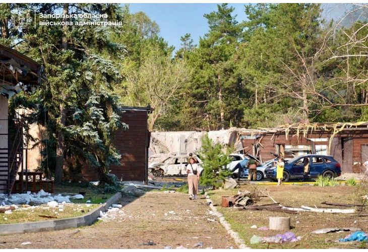 Руските окупатори хвърлиха авиобомби върху почивна станция в Запорожие: има загинали и ранени Руските окупатори хвърлиха авиобомби върху почивна станция в Запорожие: има загинали и ранени