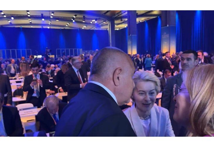Лидерът на ГЕРБ Бойко Борисов, председателят на Европейската комисия Урсула фон дер Лайен и българският еврокомисар Екатерина Захариева Лидерът на ГЕРБ Бойко Борисов, председателят на Европейската комисия Урсула фон дер Лайен и българският еврокомисар Екатерина Захариева