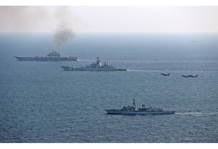 Британски кораб и самолети от бойната авиация ескортират руските бойни кораби Петър Велики (в средата) и Адмирал Кузнецов (в дъното)