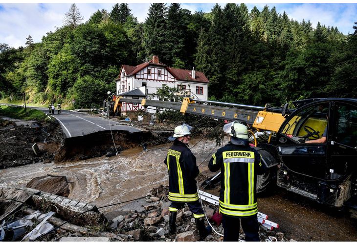 Броят на загиналите при наводненията в Германия достигна 141
