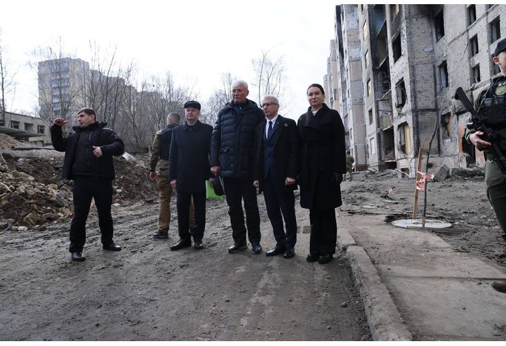 В Киев премиерът Николай Денков посети разрушенията в Соломянския район,