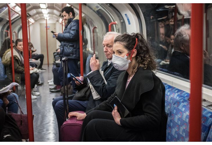 В Лондон носенето на маски в обществения транспорт остава задължително