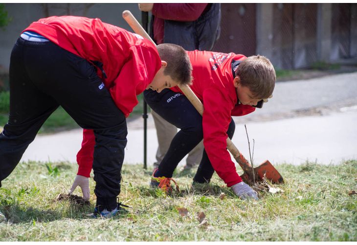 В Международния ден на Земята деца засадиха над 100 дръвчета в Мездра