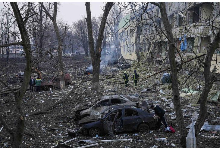 Варварски обстрел от руските военнопрестъпници на детската болница в Мариупол`