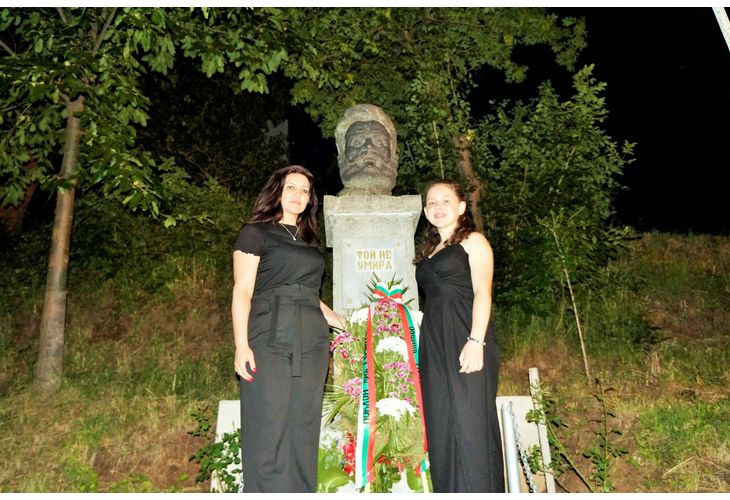 Венци пред паметника на Христо Ботев в Лютиброд