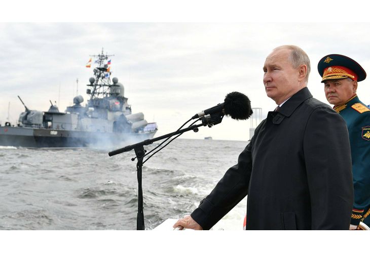 Владимир Путин преди началото на военноморския парад в Санкт Петербург