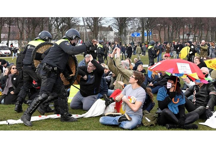 Водни оръдия и палки в Хага срещу протестиращи против локдаун