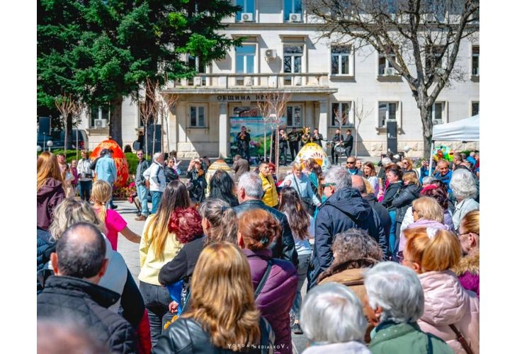Враца отбеляза Великден с празнична програма, козунак и български хора`