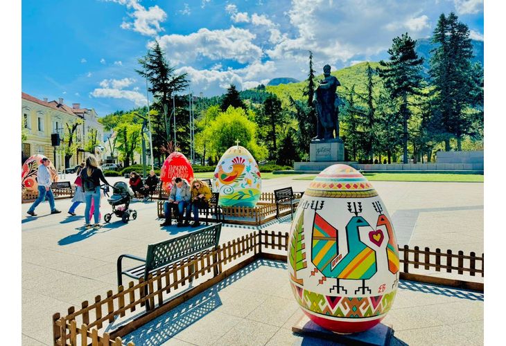 Напредват дейностите по украсяването на град Враца за предстоящите празници.
