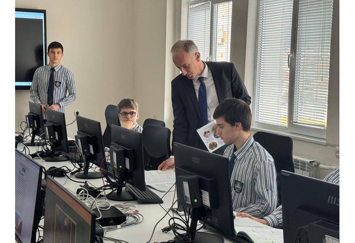 Министърът на образованието и науката Красимир Вълчев по време на откриването на нов STEM център в Профилираната природо-математическа гимназия "Акад. Иван Ценов" във Враца Министърът на образованието и науката Красимир Вълчев по време на откриването на нов STEM център в Профилираната природо-математическа гимназия "Акад. Иван Ценов" във Враца