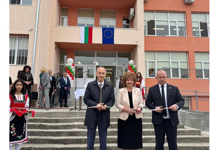 Министър Вълчев откри две изцяло обновени и модернизирани училища в Пещера 