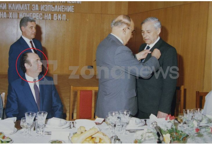 Вътрешният министър Димитър Стоянов (седнал) на 70-годишнината на Григор Шопов