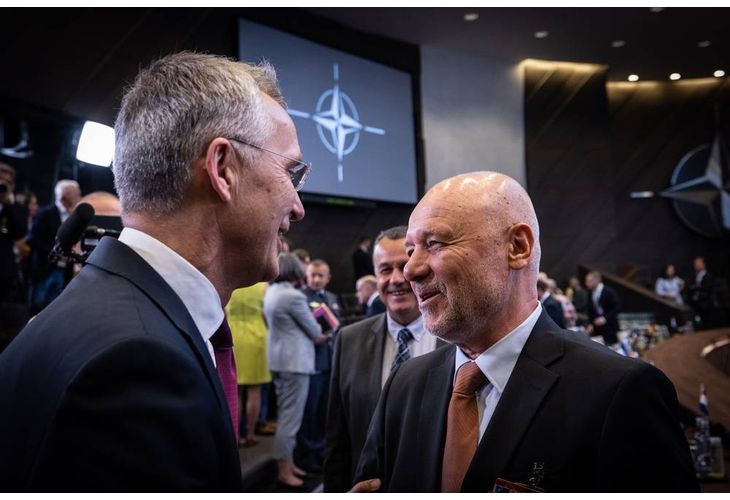 Генералният секретар на НАТО Столтенберг и българският военен министър Тодор Тагарев