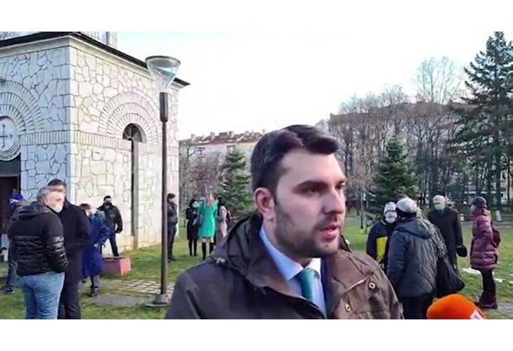 Георг Георгиев пред мемориала на убитите от комунистическия режим