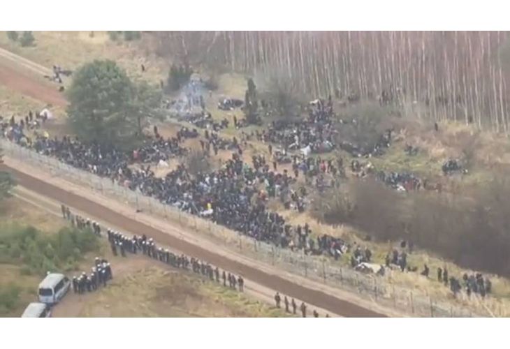 Голяма група мигранти са блокирани на границата между Беларус и Полша