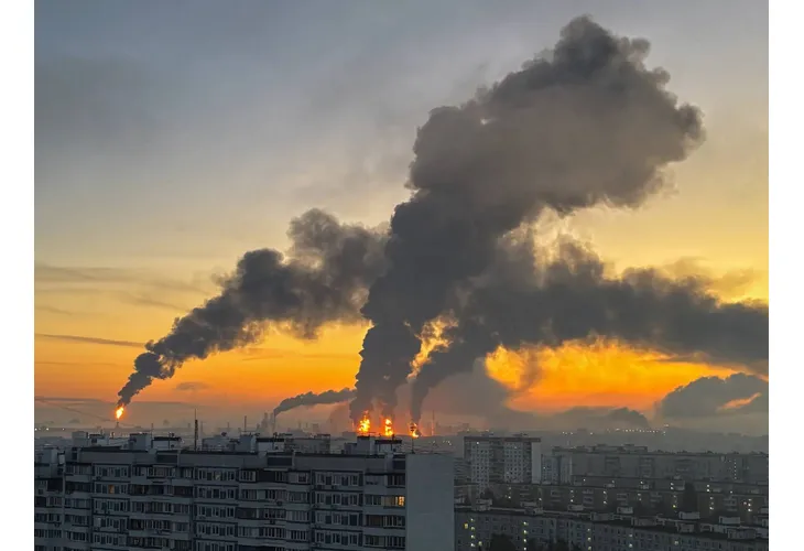 Горящата рафинерия край Москва